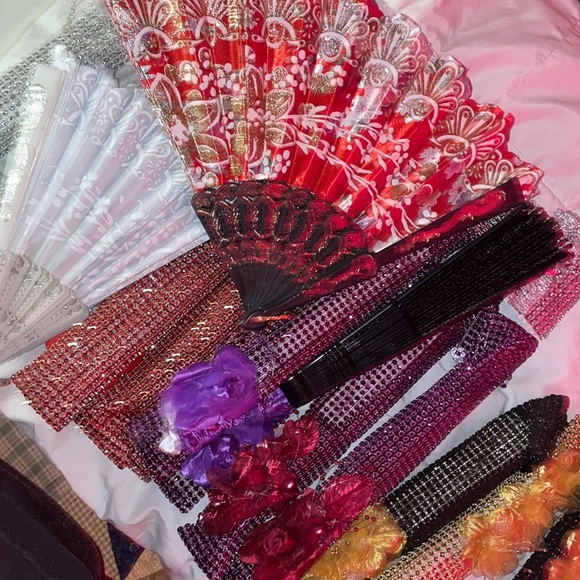 16 Decretive HandFans - Picture 2 of 6